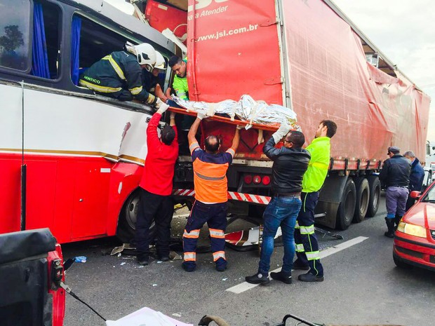 Acidente ônibus de romeiros deixa pelo menos 4 mortos e mais de 40