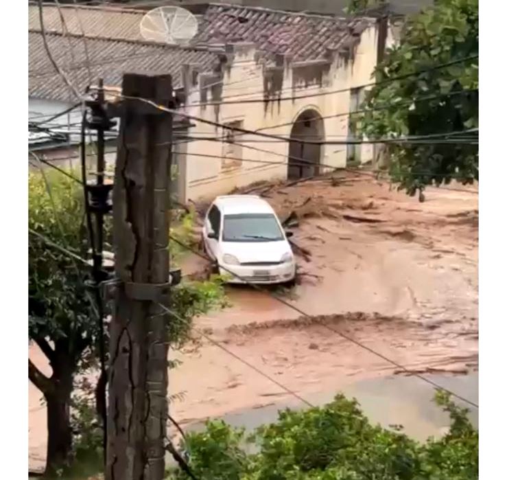 Vídeos Temporal causa destruição em Macaé Italva Itaperuna e Campos