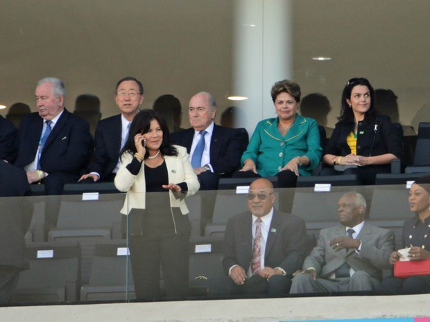 Dilma ao lado do presidente da FIFA e da sua filha.