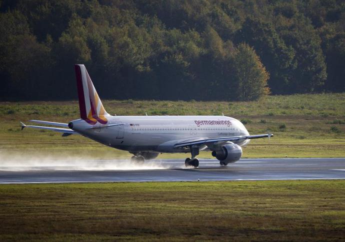 Avião com 150 pessoas cai na França