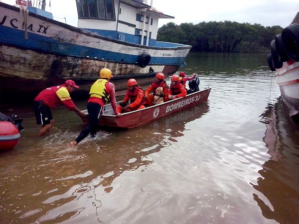 Bombeiros continuam buscas por jovem que desapareceu no rio Paraíba em SJB