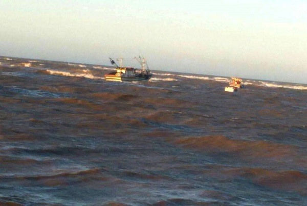 Embarcações encalhadas na barra de Atafona