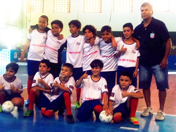 Escolinha de futsal movimenta crianças em SJB