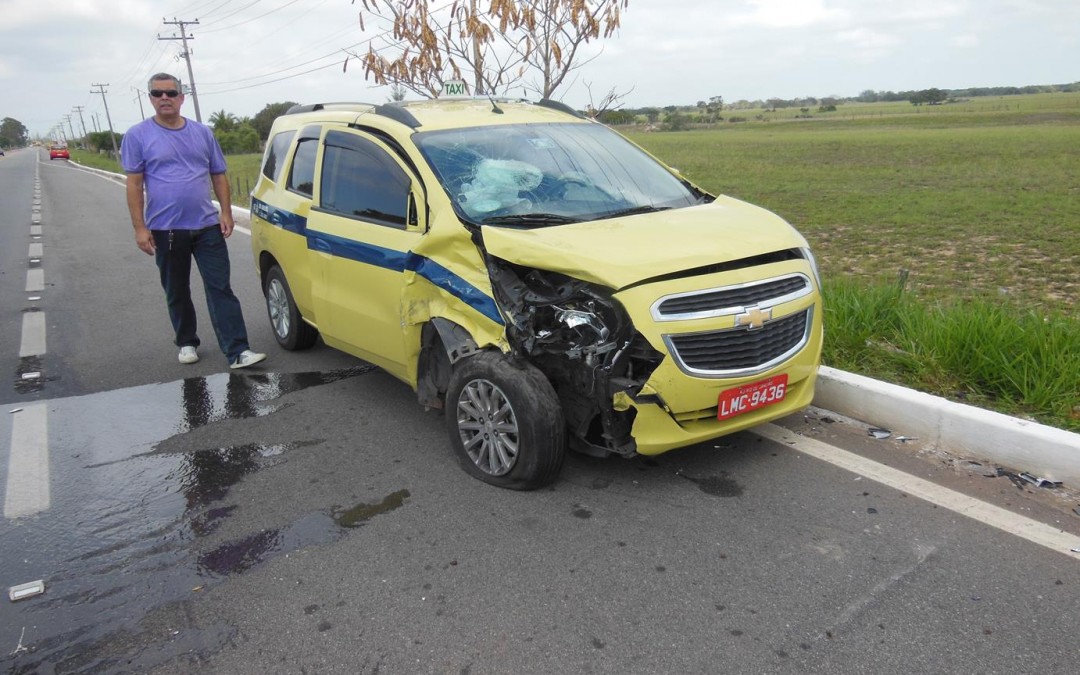 Dois carros colidem na BR 356