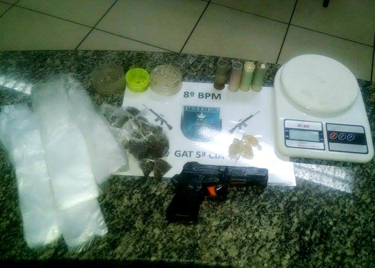 Réplica de pistola, cartuchos e drogas encontrados por PMs, em Grussaí