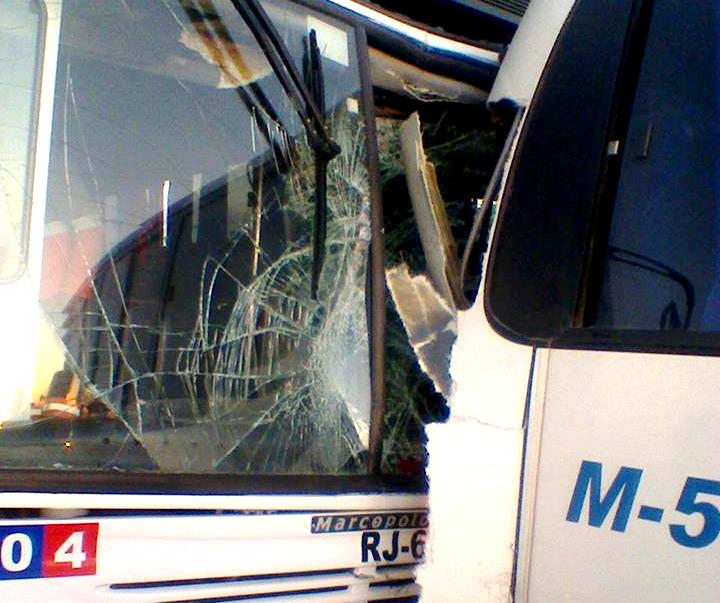Colisão envolvendo ônibus dos trabalhadores do Porto do Açu na SB 24, em SJB