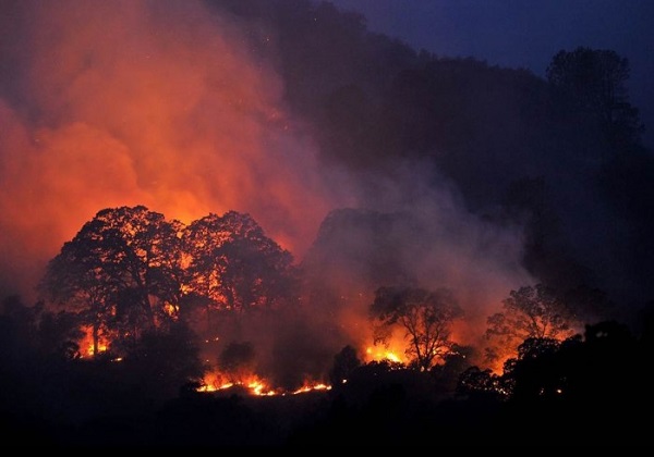 Incêndios levam à retirada de mais de 13 mil pessoas da Califórnia
