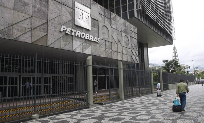 Parte dos petroleiros volta ao trabalho