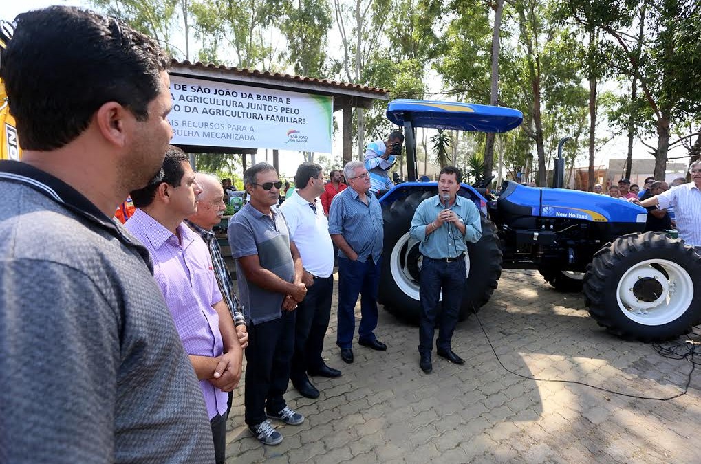 Máquinas agrícolas entregues pela prefeitura