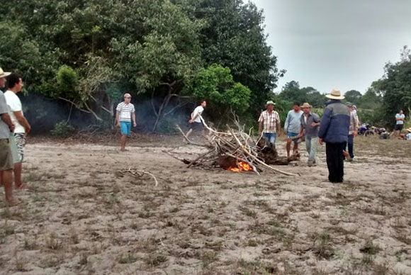 Famílias de produtores rurais não recebem indenização e acampam no Açu