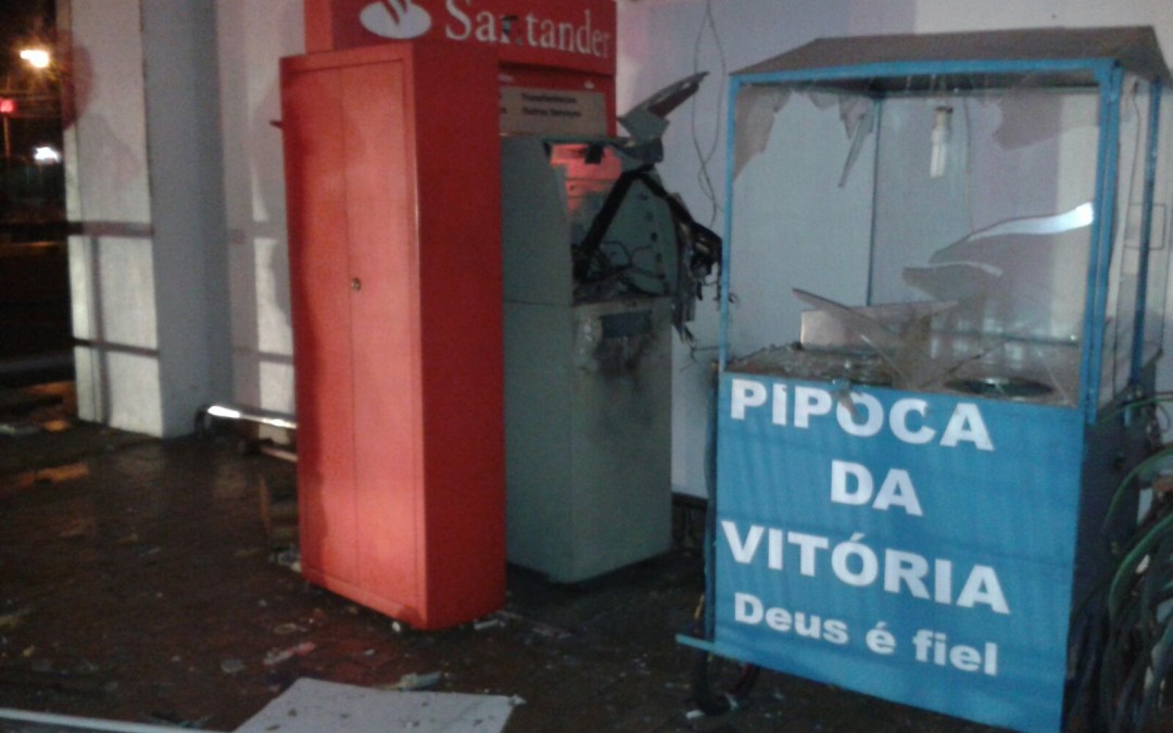 Bandidos explodem caixa eletrônico de supermercado, em Campos