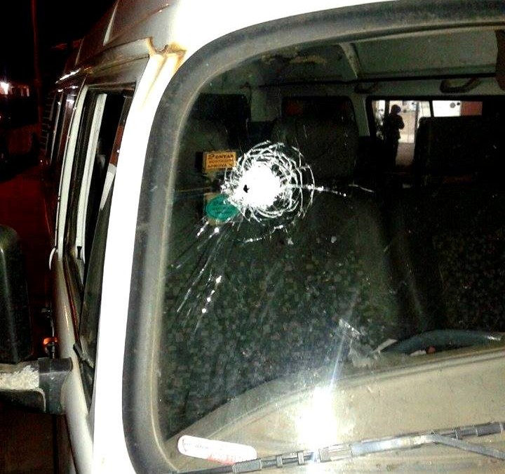 Veículo da prefeitura de SJB é atingido por tiro de arma de fogo e motorista fica ferido