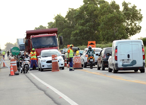 Congestionamento na BR 356 e falta de energia marcaram o feriado em São João da Barra