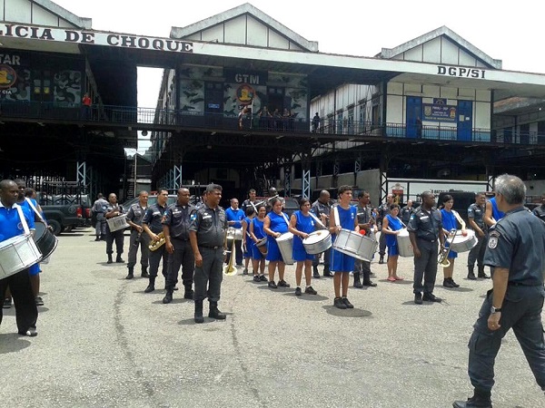 Alunos da Apae visitam Batalhão da PM no Rio de Janeiro