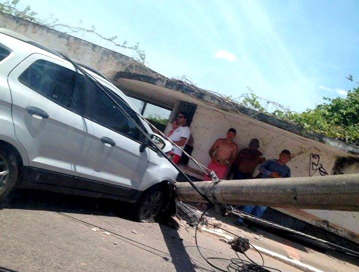 Idosa perde controle de veículo e tomba poste em Campos