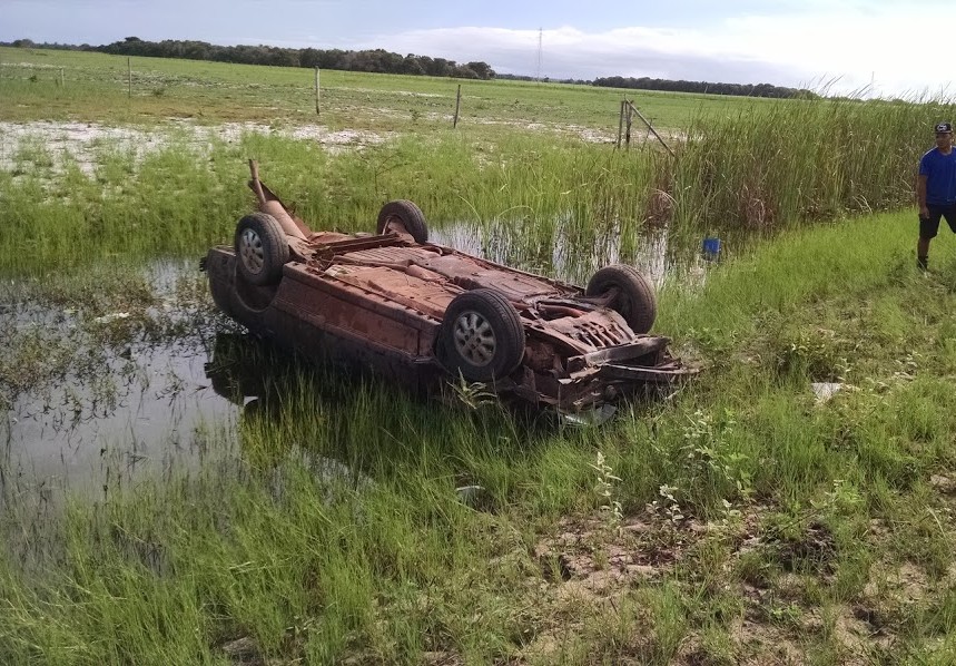 Pai e filho feridos em capotamento na BR 356, em SJB