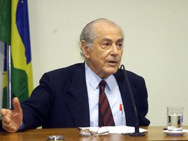 Dilma sanciona lei que inclui Brizola no Livro dos Heróis da Pátria