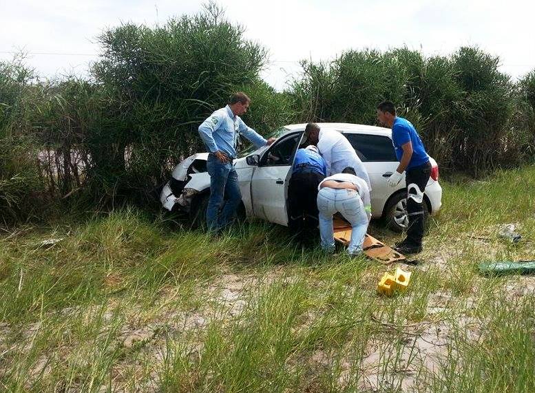 Jovem de 26 anos fica ferido após colidir com carro e tombar poste no Açu