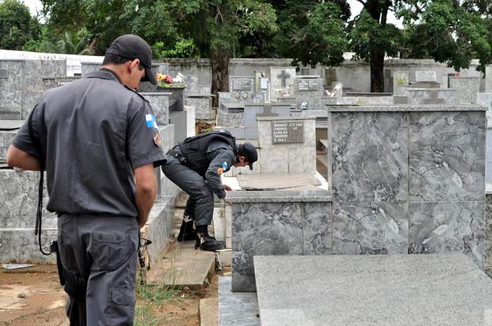 PM apreende mais de 1,5 Kg de cocaína no Cemitério do Caju, em Campos