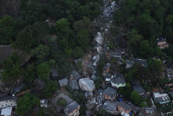 Vila Velha decreta estado de emergência por pedra que destruiu casas