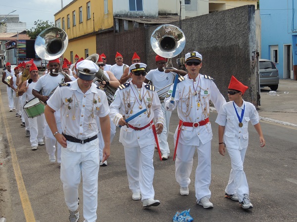 Banda Maluca pelas ruas da cidade no domingo