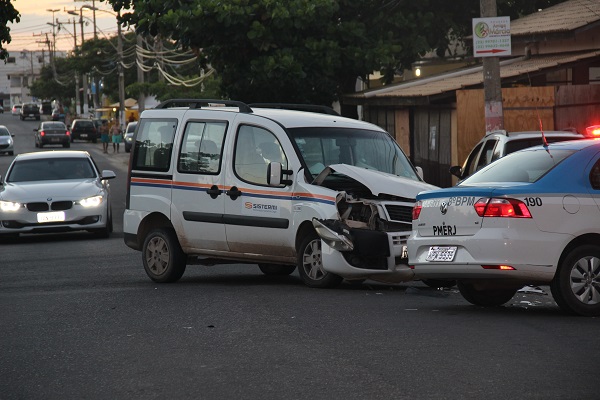 Colisão entre dois automóveis em Atafona