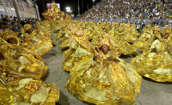 Com Olimpíadas, luxo e muitos famosos escolas desfilam na primeira noite do Rio