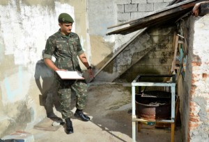 12/02/2015- Jundiaí- SP, Brasil- Cerca de 100 soldados do 12º Grupo de Artilharia de Campanha (GAC) participaram  de um treinamento com a equipe do Centro de Controle de Zoonoses. O objetivo foi preparar o grupo para a ação Dengue: Aqui Não!, que será realizada nesta quinta-feira (12), das 8h30 às 16h30, em vários bairros da cidade. Segundo a coordenadora do Programa Municipal de Controle do Vetor Transmissor da Dengue, Ana Lúcia Castro, os soldados receberam orientações sobre a doença e, principalmente, sobre as condutas para eliminar os criadouros – um dos focos principais do trabalho.