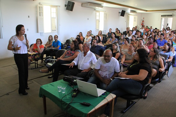 Aprovados no processo seletivo da Assistência Social são empossados