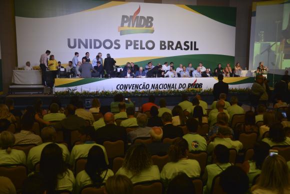 Por aclamação, PMDB decide deixar a base do governo Dilma