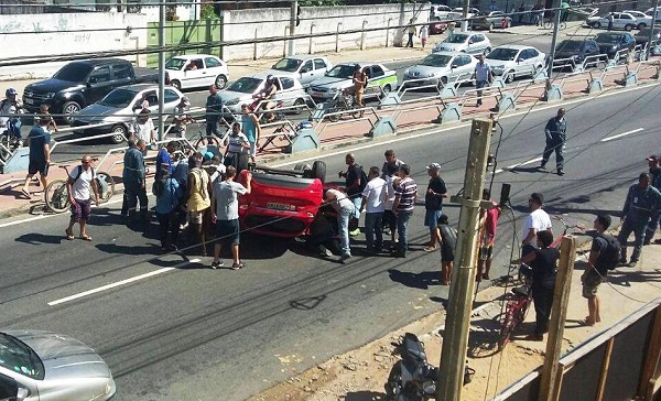 Mulher e criança feridas após carro capotar na 28 de março, em Campos