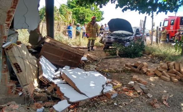 Mulher morre e duas pessoas ficam feridas após carro invadir casa em SJB