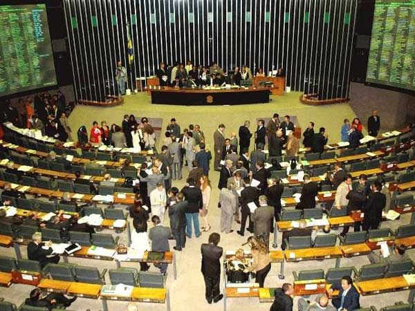 Sessão de discussão do impeachment é a mais longa da história da Câmara