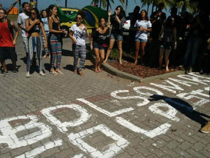 Manifestantes fazem protesto na frente da casa de Jair Bolsonaro