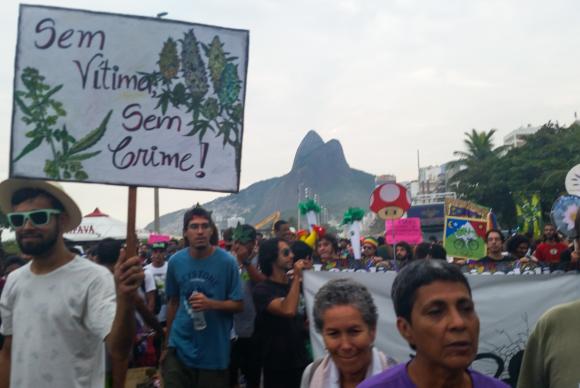 Marcha da Maconha reúne mais de mil pessoas no Rio