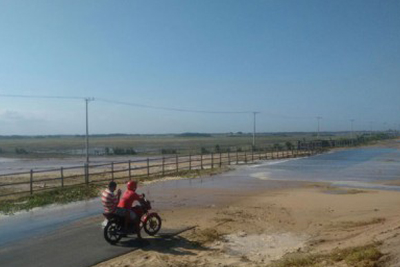 Mar avança sobre estrada no Farol de São Thomé, em Campos