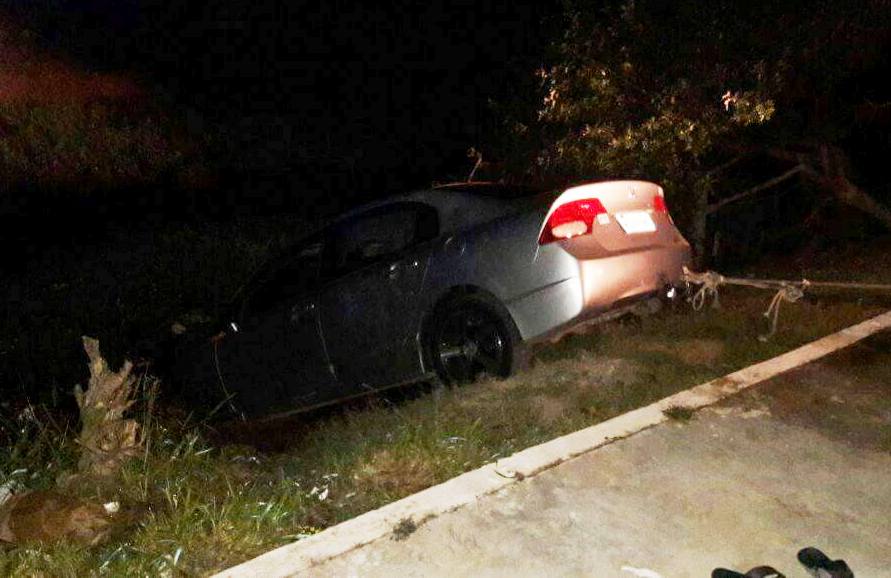 Carro cai em valão da Vila Esperança, em São João da Barra