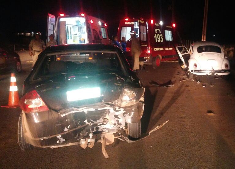 Dois feridos em colisão envolvendo carros em Grussaí