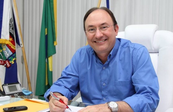 Prefeito de São Gonçalo bloqueia o próprio salário para pagar servidor