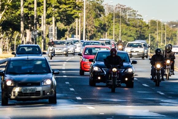 Uso do farol baixo em rodovias é obrigatório a partir de hoje