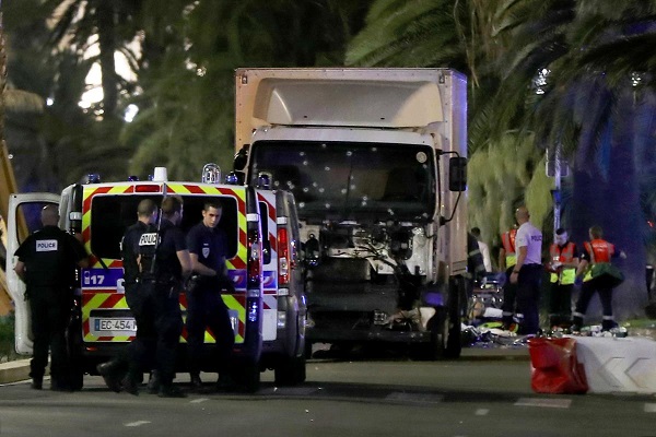 Número de mortos em ataque com caminhão em Nice chega a pelo menos 80 pessoas