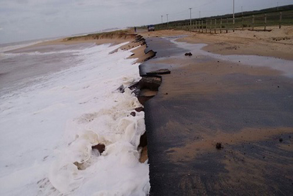 Mar volta a atingir estrada que liga Farol a Barra do Furado