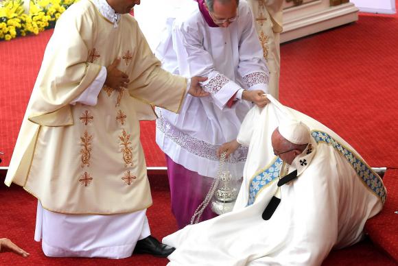 Papa cai durante missa na Polônia e não se machuca