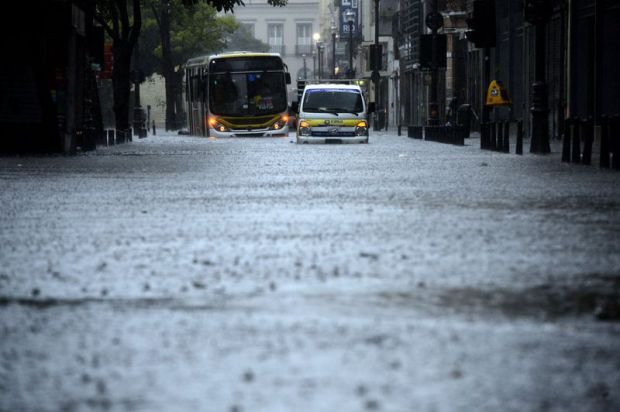 Frente fria com ventos de mais de 120 km/h tumultua o trânsito no Rio de Janeiro