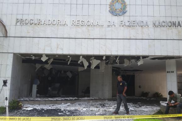 Explosão de caixa eletrônico destrói frente da Procuradoria da Fazenda no Recife