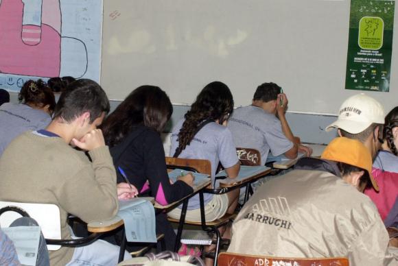 Pesquisa: quase 30% de alunos do 9º ano do ensino fundamental já fizeram sexo