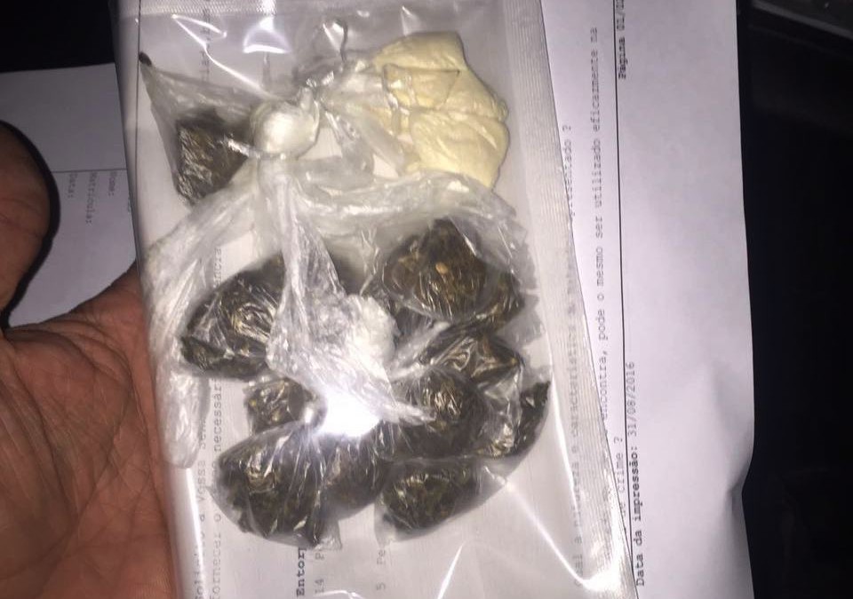 Polícia prende dois com drogas e cumpre mandado de prisão na Chatuba, em SJB