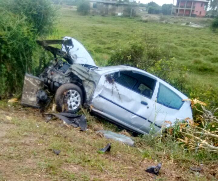 Carro sai de pista, tomba árvore e cai às margens da BR 356, em SJB