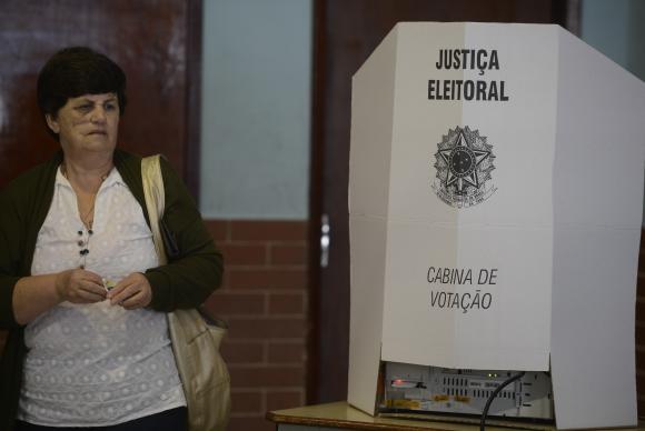 Eleitores voltam às urnas hoje para escolher os prefeitos de 57 municípios
