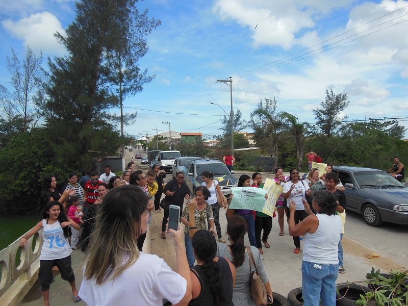 Funcionários de creche protestam contra exoneração de diretora, em SJB